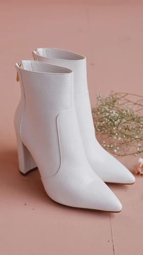 4 Ways to Style Boots With Jeans