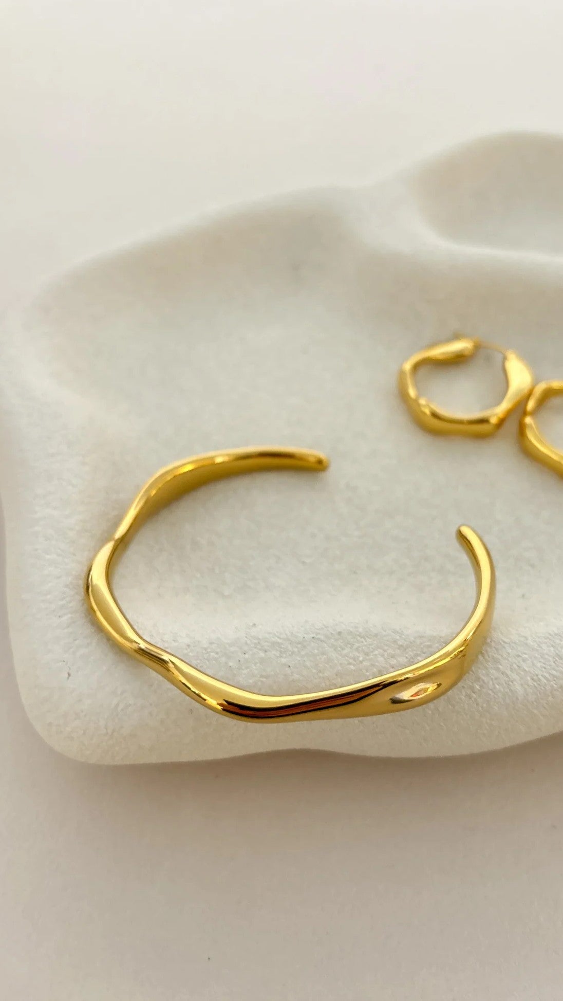 May Skinny Metal Bangle - Gold - Billy J