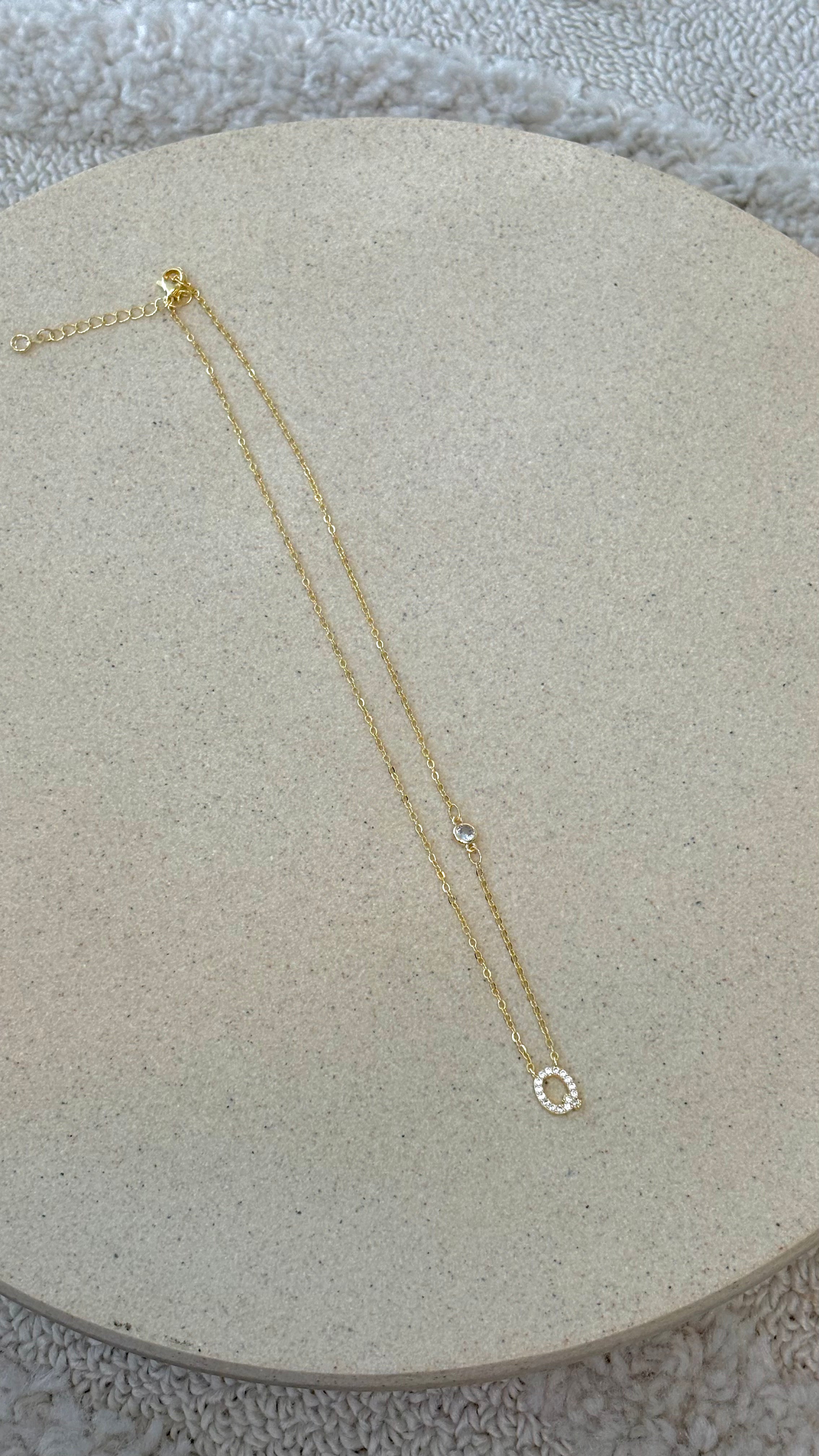 Ivy Initial Letter Necklace - Q - Billy J