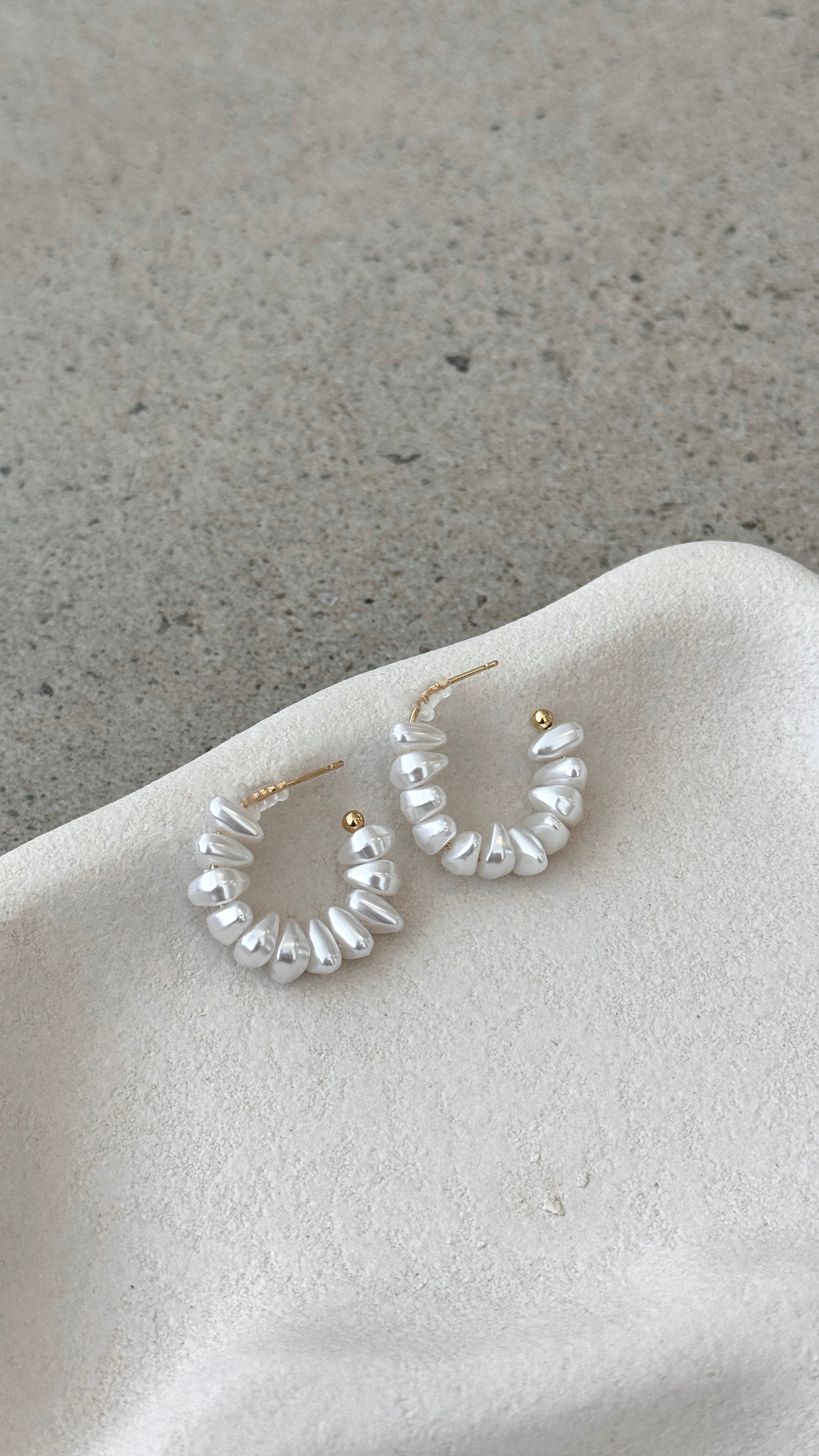 Yasar 18K Gold Pearl Hoop - Gold / Pearl - Billy J