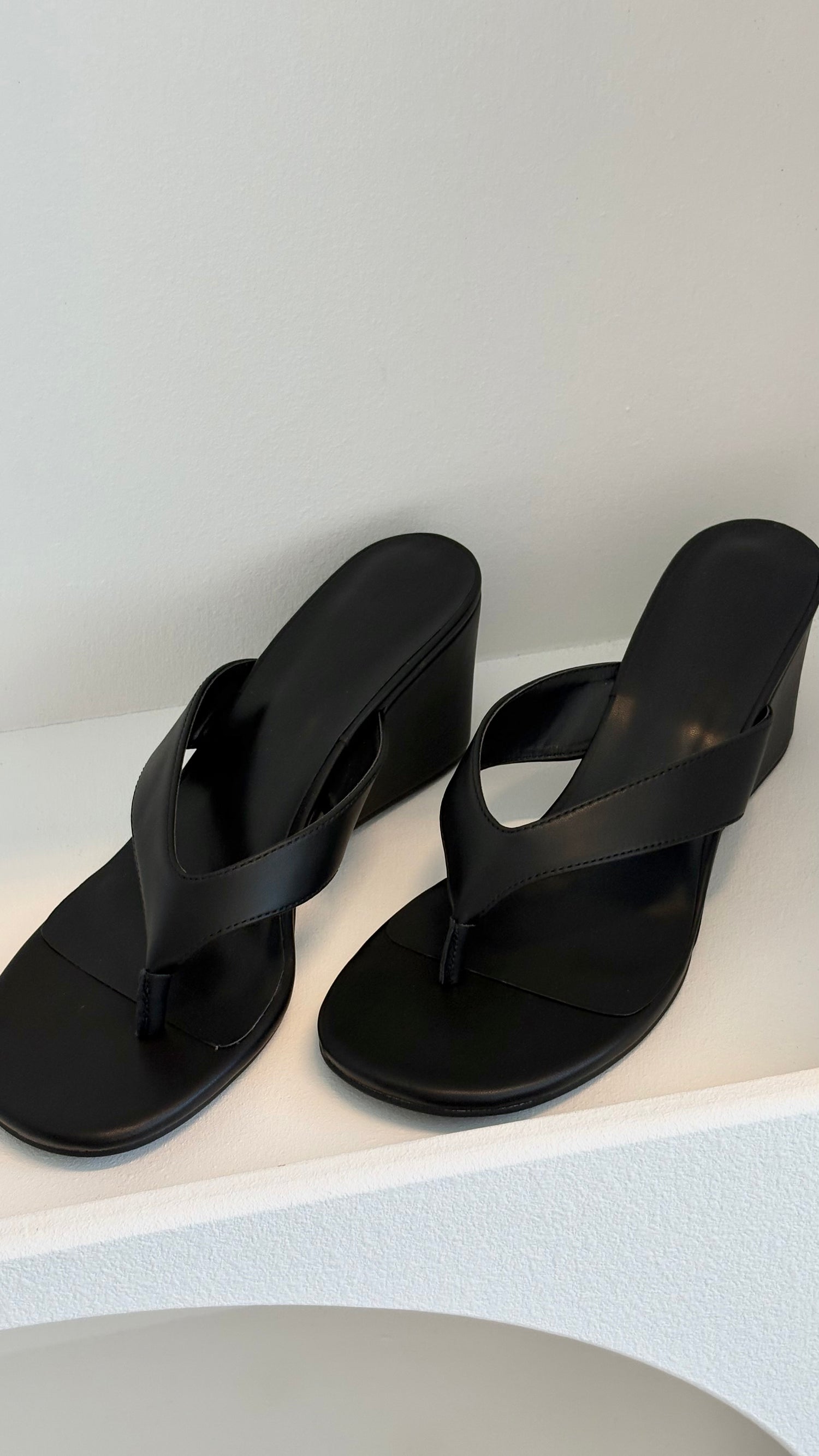 Tiggy Wedge - Black - Billy J