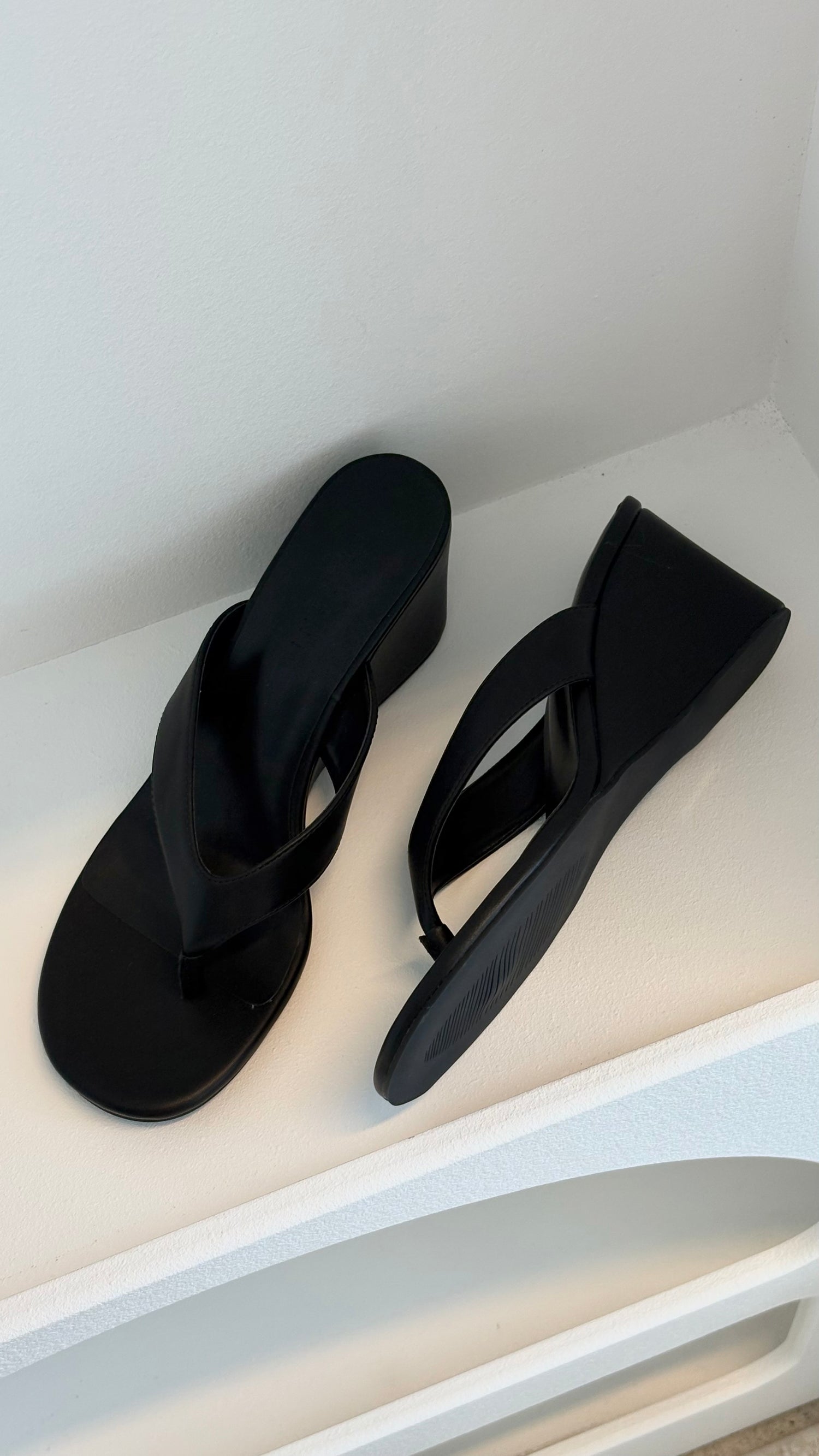 Tiggy Wedge - Black - Billy J