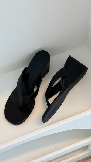 Tiggy Wedge - Black - Billy J