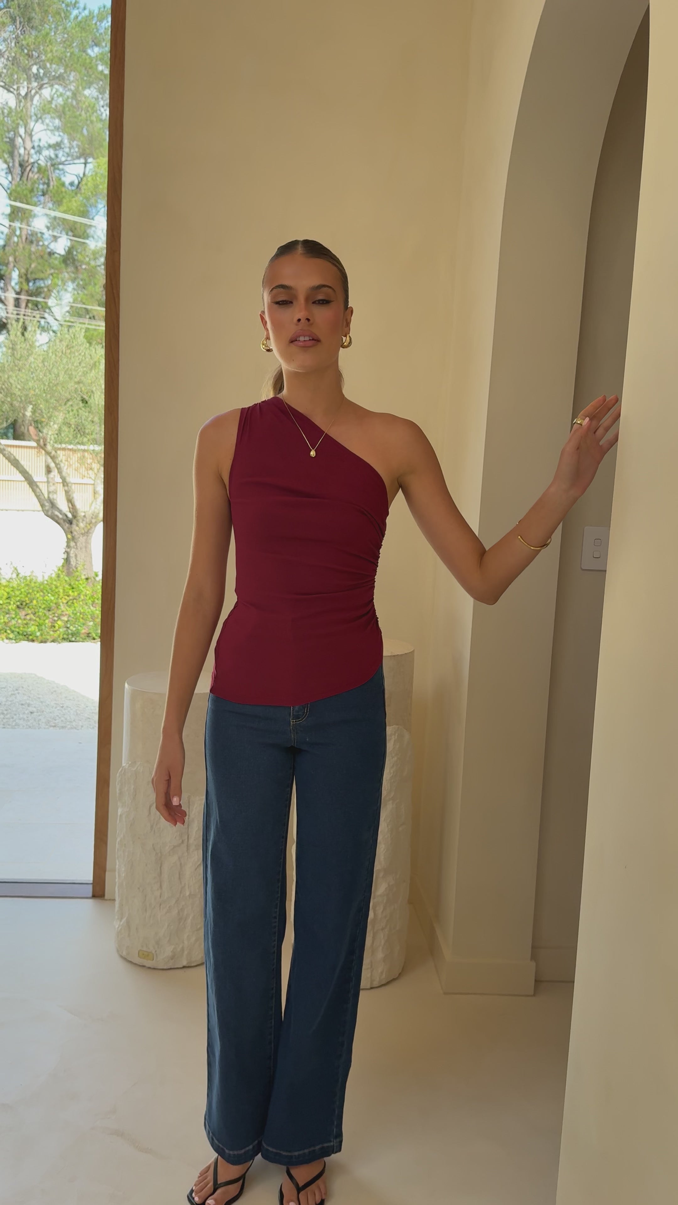 Load video: Abrand 94 High &amp; Wide Jeans - Ruth - Billy J