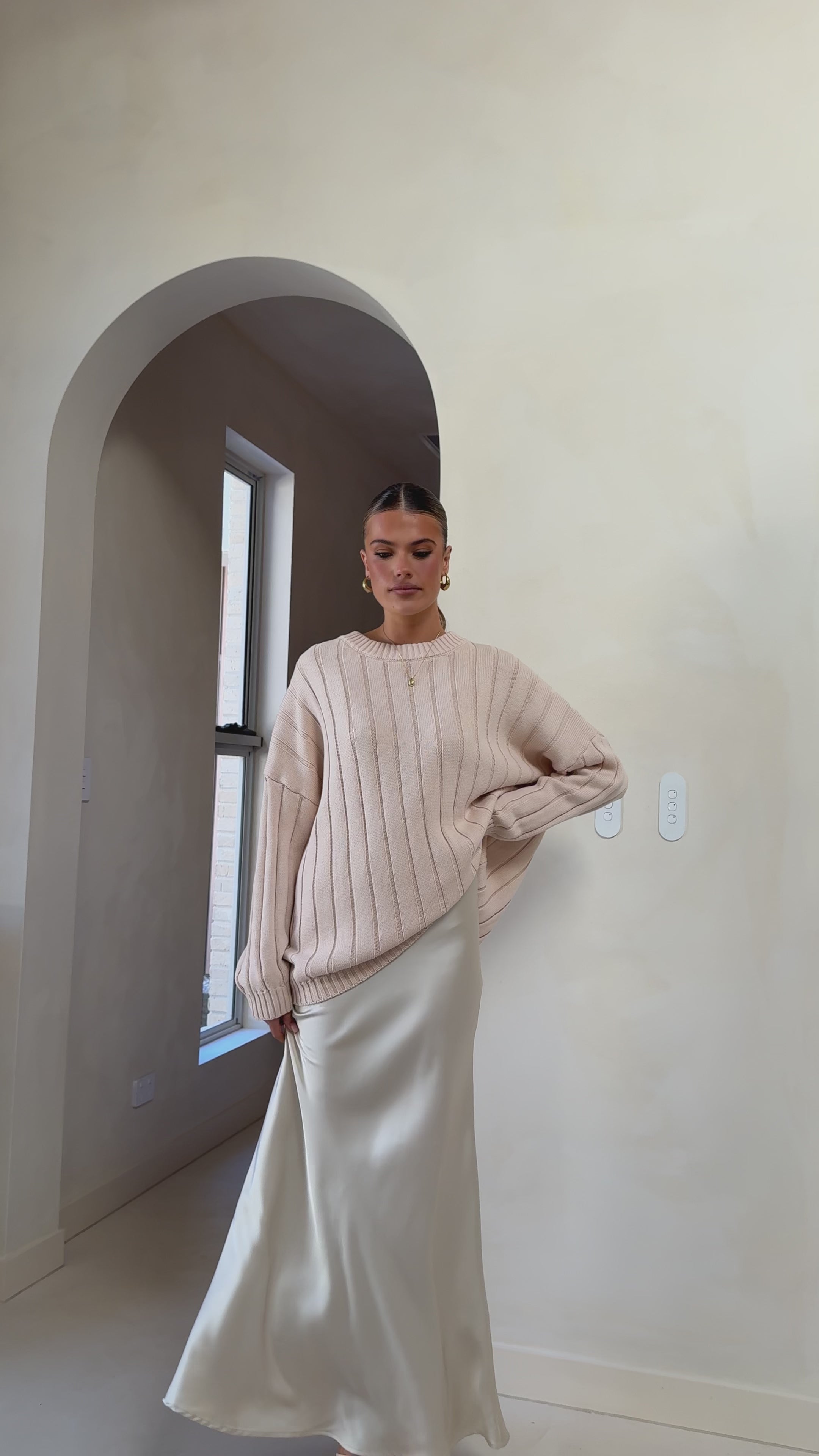 Load video: Naiva Oversized Knit - Cream - Billy J