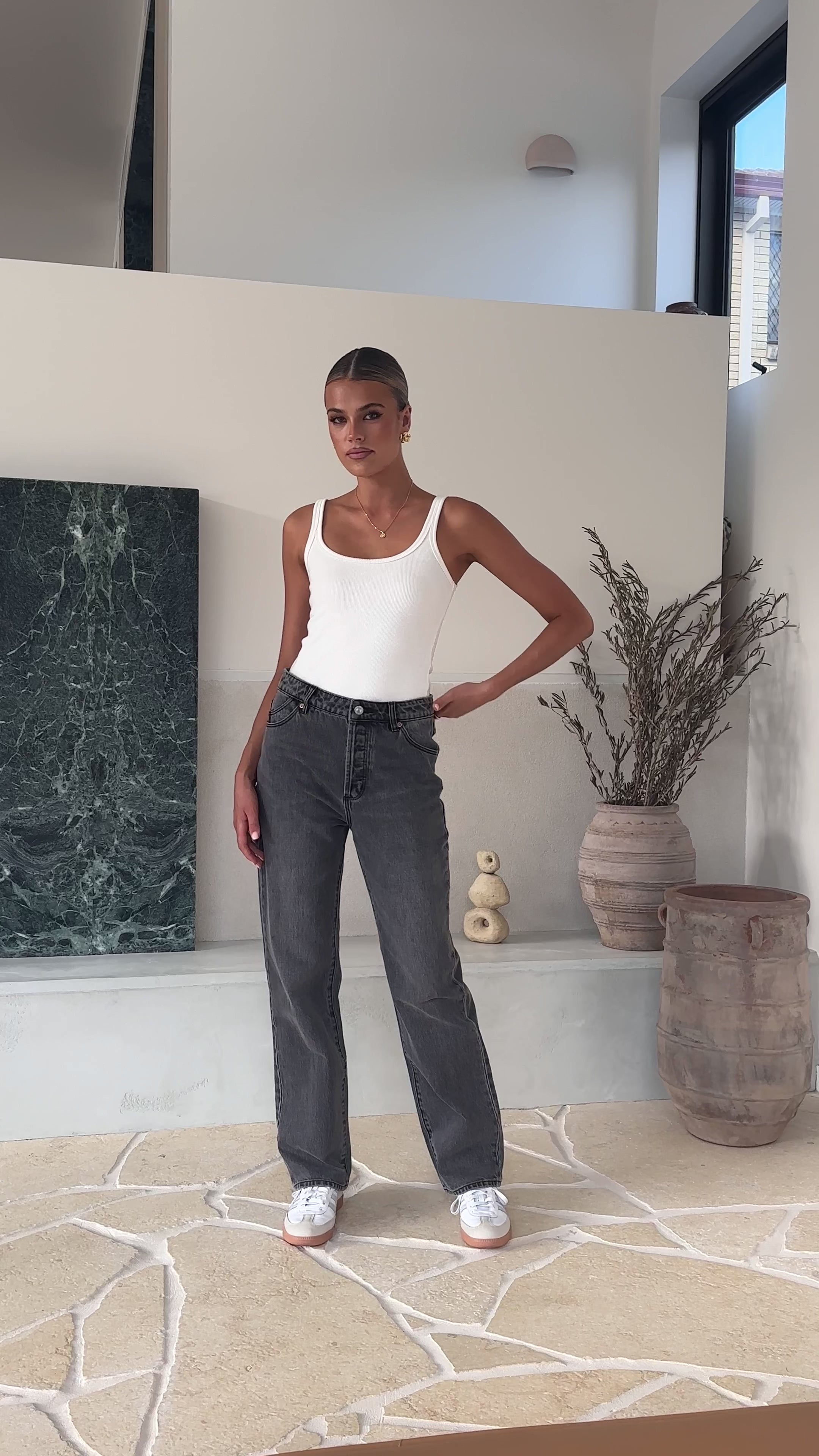 Load video: Rollas 90s Relaxed Jean - Vintage Black / Worn Black - Billy J